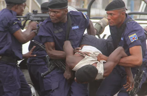 Polícia invadiu igrejas em perseguições a manifestantes contra presidente na RDC