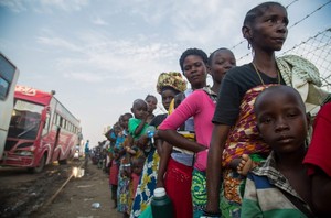 Não virar as costas aos refugiados, mas assumir as histórias de coragem com eles, diz Papa