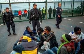Reino Unido anuncia muro para bloquear refugiados de Calais