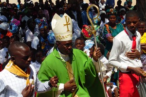 “Os Cristãos devem ser Instrumentos da Paz e amor” Dom Ndakalako no fim da visita a comunidade do Dirico