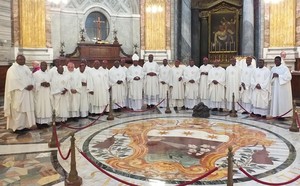 Na festa da Santíssima Trindade Bispos rezam na Basílica de São Pedro