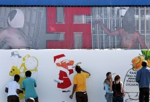 Tribunal condena homem a prisão e chicotadas... por grafiti