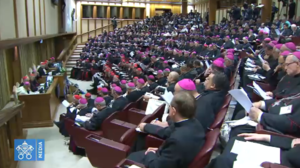 Papa caminha com indígenas para dar início aos trabalhos da assembleia especial para a Amazónia