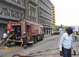  Incêndio danifica antigo edifício da Sonangol em Luanda