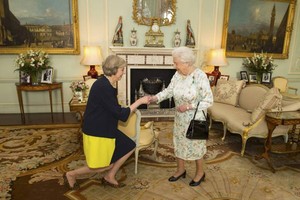  Theresa May recebida pela rainha e decide recrutar mulheres para cargos importantes no Reino Unido