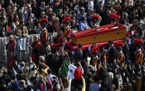 Trasladação do corpo do Papa para a Basílica de São Pedro marca início das homenagens dos fiéis