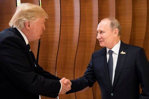 Trump e Putin apertam mãos em primeiro encontro na cúpula do G20
