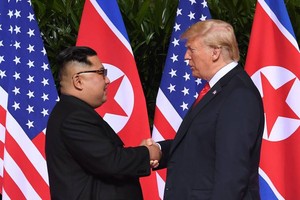Trump e Kim Jong-Un assinam acordo que prevê desnuclearização