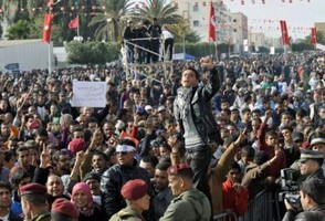 Presidente da Tunísia apedrejado em aniversário da revolução