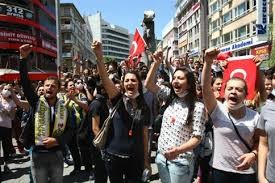 Um morto em confrontos entre polícia e manifestantes