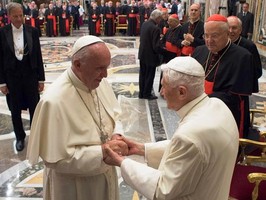 Francisco diz que Bento XVI continua a servir a igreja com energia e sabedoria