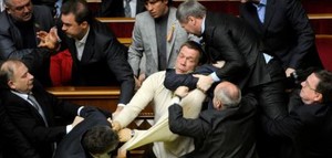 Segundo dia de pugilato no parlamento da Ucrânia