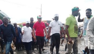 Grupo parlamentar da UNITA em visita de campo para acções de solidariedade