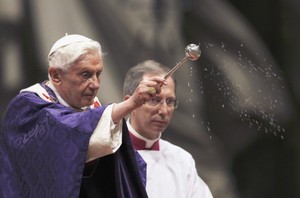 Na última missa, Bento XVI lamenta 