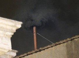 Fumo negro na chaminé da Capela Sistina
