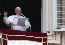 Papa Francisco volta a quebrar protocolo e põe fiéis a rir