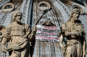 Empresário desesperado escala cúpula da Basílica de São Pedro no Vaticano