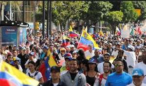 Venezuelanos na rua para exigir entrada da ajuda humanitária