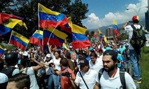 Milhares de venezuelanos vão às ruas para exigir referendo