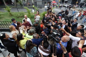 Jornalistas na Venezuela rompem bloqueio e entram à força no parlamento