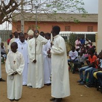 Na festa da sagrada Família viana recebe 2 padres. 