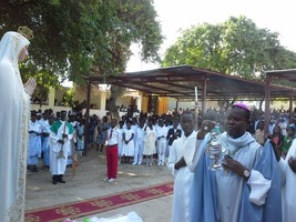 Comunidade católica da Lucira reconfortados com a vista pastoral de Dom Hisiilenapo