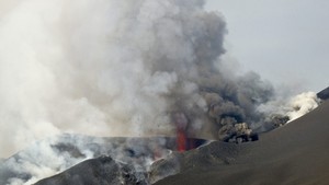 Vulcão em Cabo Verde avança e destrói habitações