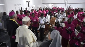 Papa visita hospital que atende pacientes com SIDA